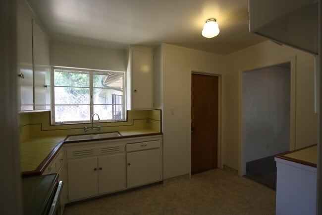 Foto del edificio - SPACIOUS 3 BEDROOM HOME...COMING SOON!!!