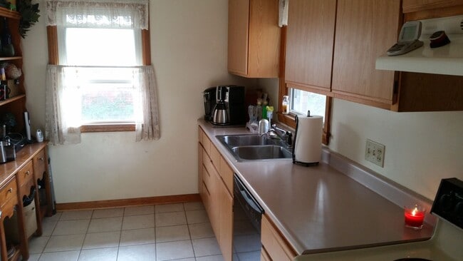 Building Photo - Charming Brick Home with Full Basement & W...