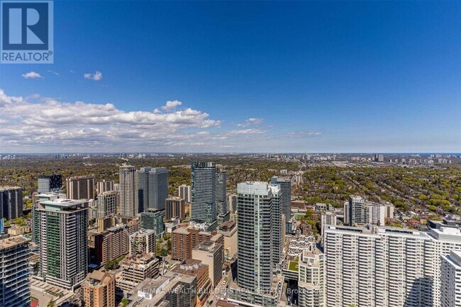 Photo du bâtiment - 2221 Yonge St