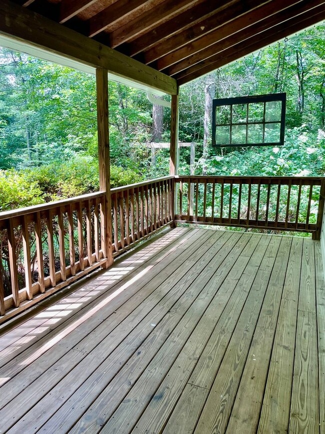 Building Photo - 3 Bed, 2.5 Bath Home For Rent in Fairview