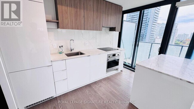 Building Photo - 161 Roehampton Ave