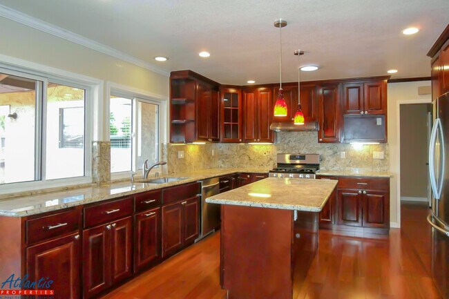 Foto del edificio - Beautiful Home | Brazilian Hwd Floors | Remodeled Kitchen | A/C
