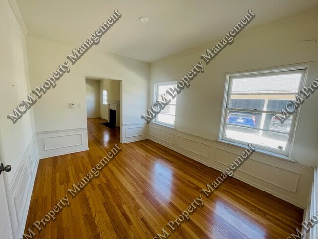 Building Photo - 338 N Sycamore Ave