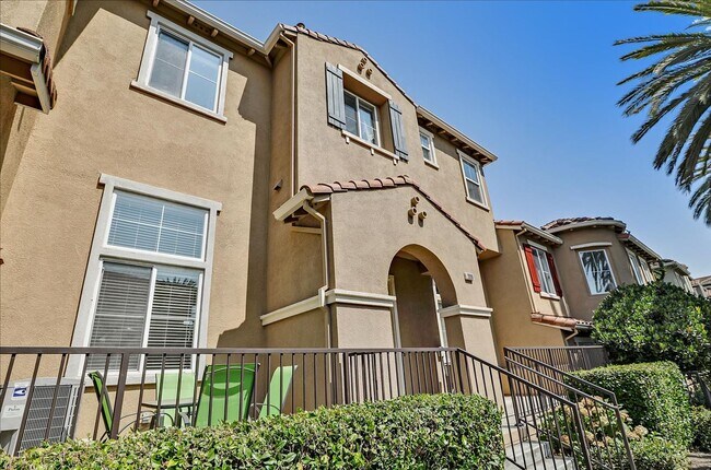 Foto del edificio - PRIVATE TOWNHOME IN MISSION GARDENS