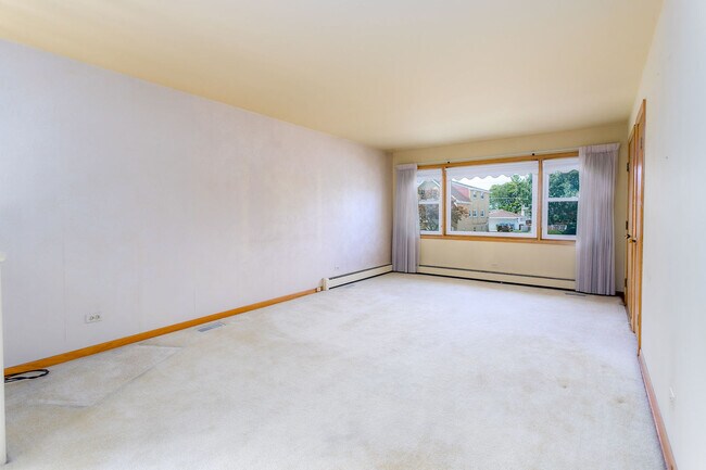 Building Photo - 9409 Kolmar Ave