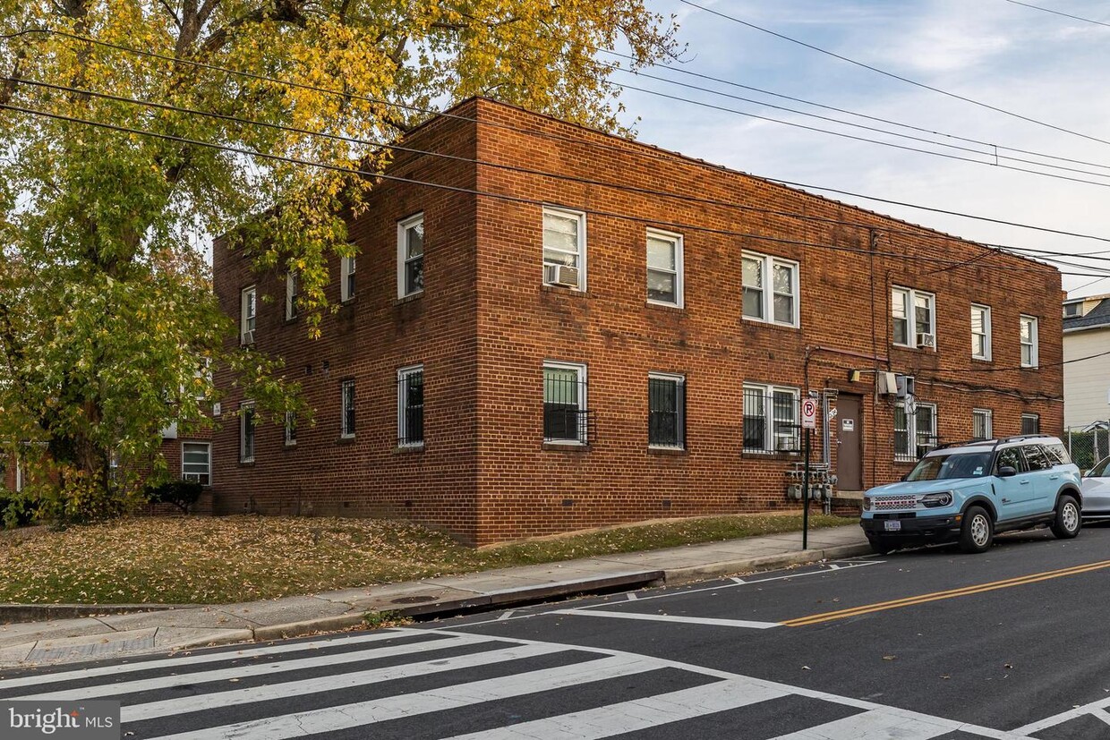 Foto principal - 4819 Sheriff Rd NE