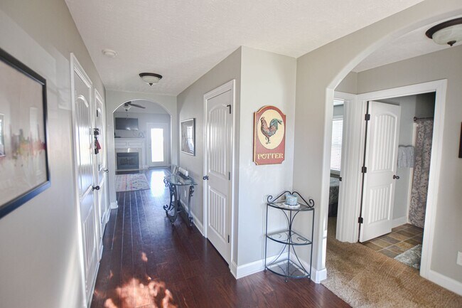 Building Photo - Pet Friendly Three Bedroom!