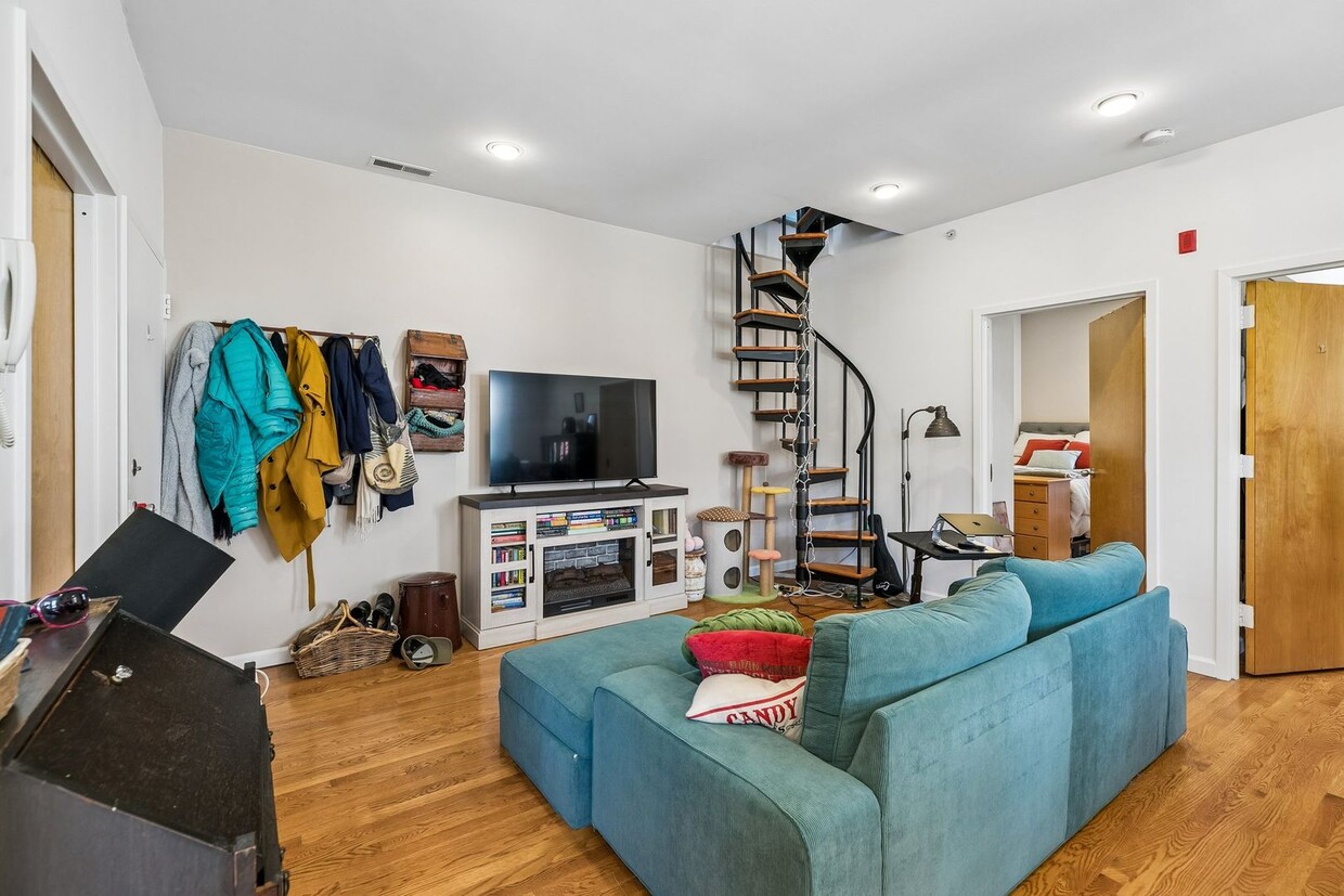 Well-maintained 2-bedroom, 1-bath bi-level apartment | Washington Square West - Well-maintained 2-bedroom, 1-bath bi-level apartment | Washington Square West