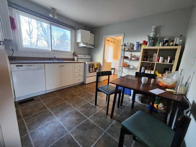 Building Photo - 344 Palace Rd