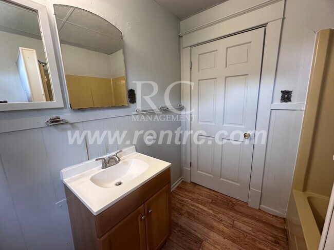Building Photo - 917 Seminary-