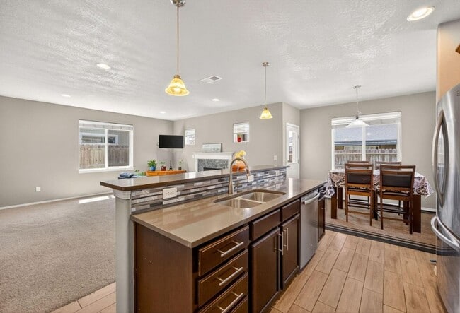 Building Photo - 3 Bedroom, 2.5 Bathroom Medford Home