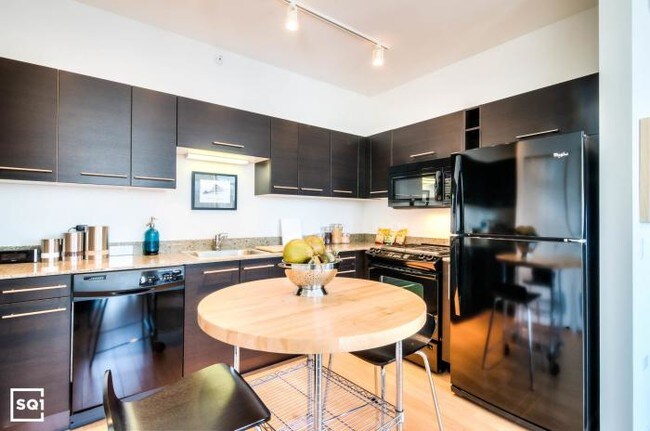Building Photo - 0 bedroom in Chicago IL 60642