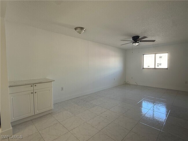 Foto del edificio - 3318 Del Prado Blvd S