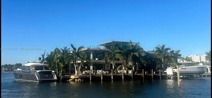 Building Photo - 2305 N Riverside Dr