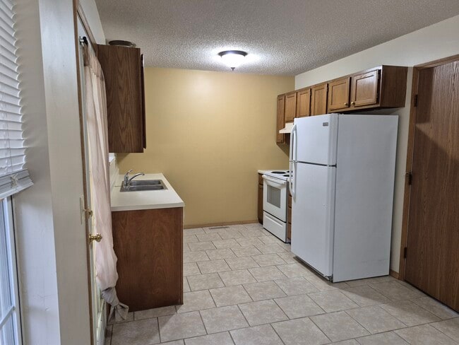 Kitchen - 5617 S Pinehurst Ave