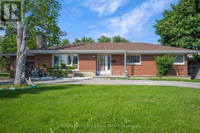 Photo du bâtiment - 166 McLaughlin Rd S