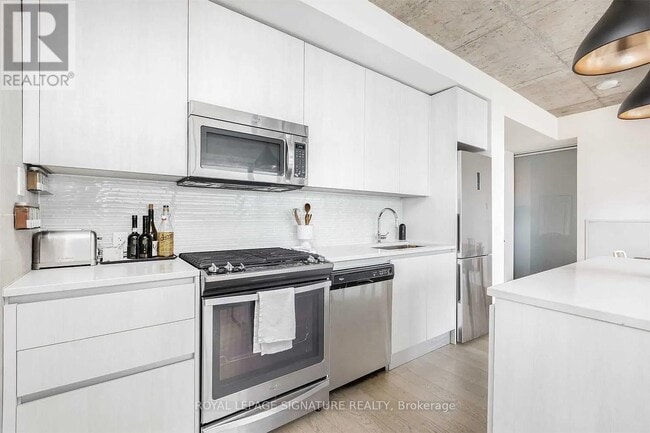 Building Photo - 111 Bathurst St