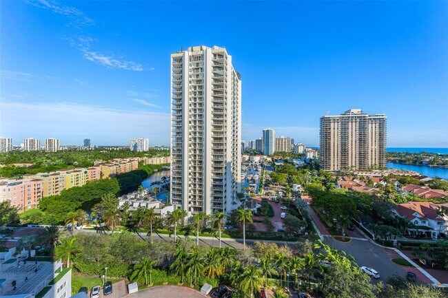 Foto del edificio - 19400 Turnberry Way