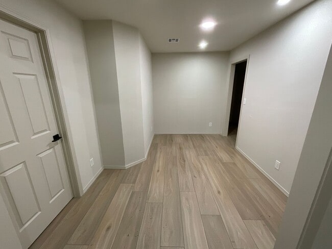 Foto del edificio - 2716 Carlton Way