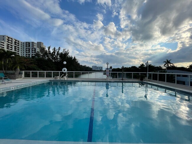 Building Photo - 3000 Holiday Dr