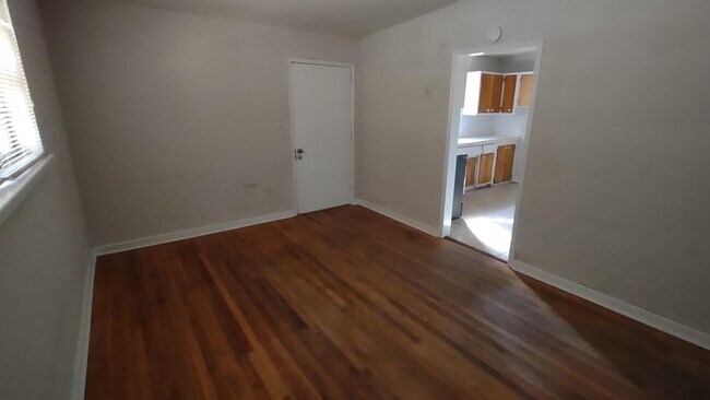 Building Photo - 1642 Mayhew St