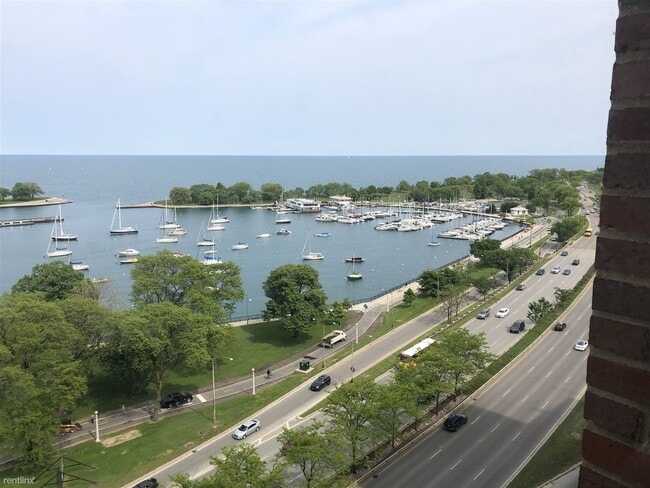 Building Photo - 3270 N Lake Shore Dr