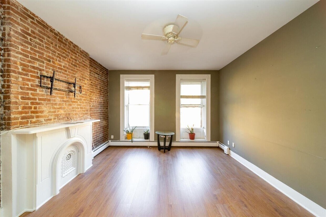 Primary Photo - 1206 Washington St