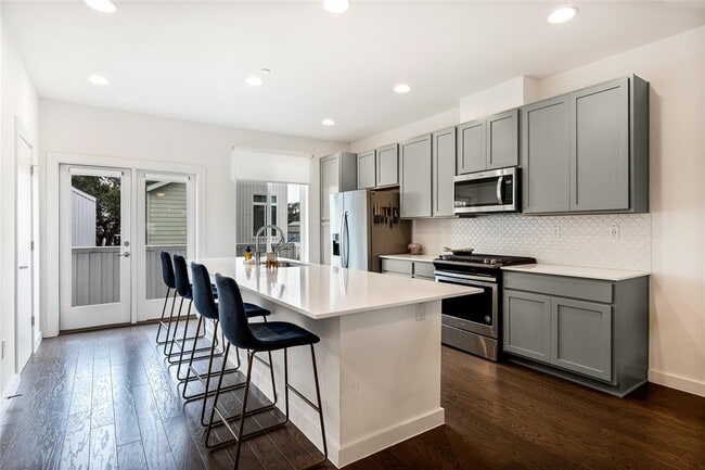 Building Photo - 814 N Bluff Dr