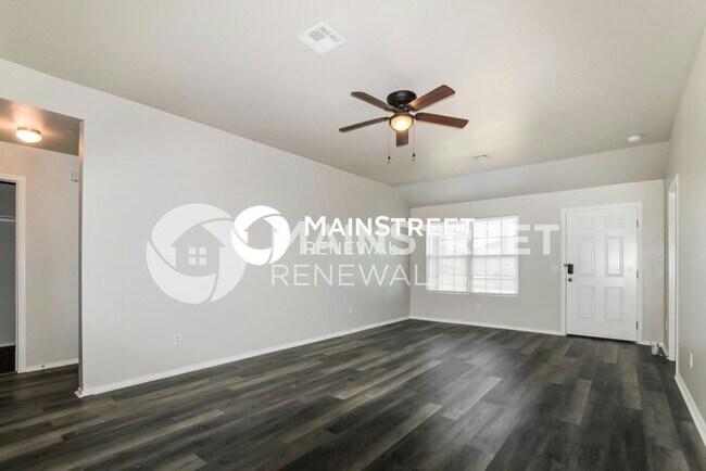Foto del edificio - 4 Bedroom Pet-Friendly Home in Mustang, OK with Main Street Renewal