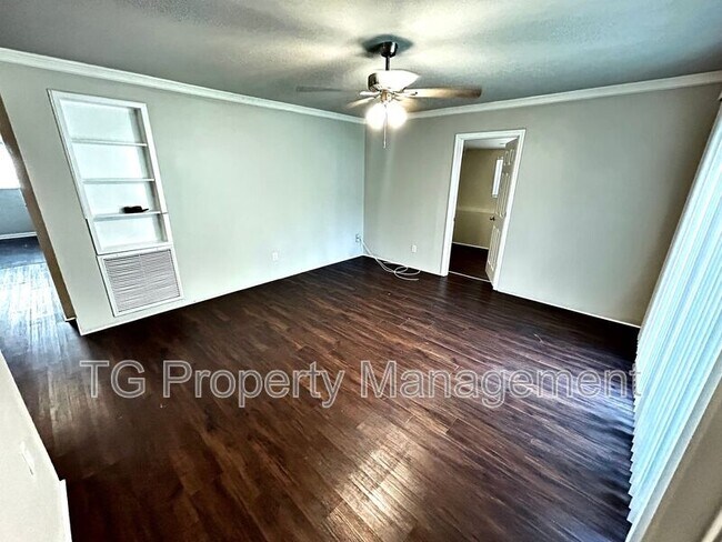 Foto del edificio - 8214 Herlong Rd