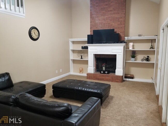 Building Photo - 121 Chestnut Field