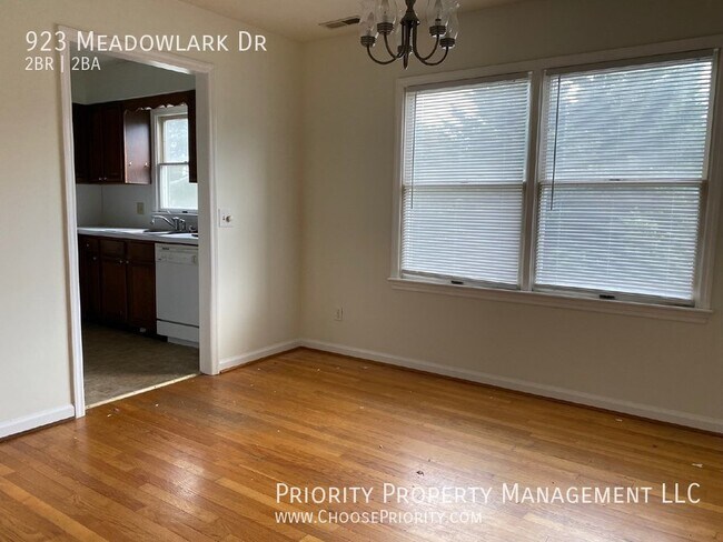Building Photo - 923 Meadowlark Dr
