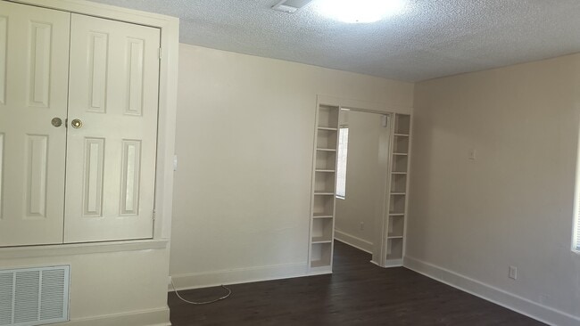 Building Photo - 2106 W 23rd Ave