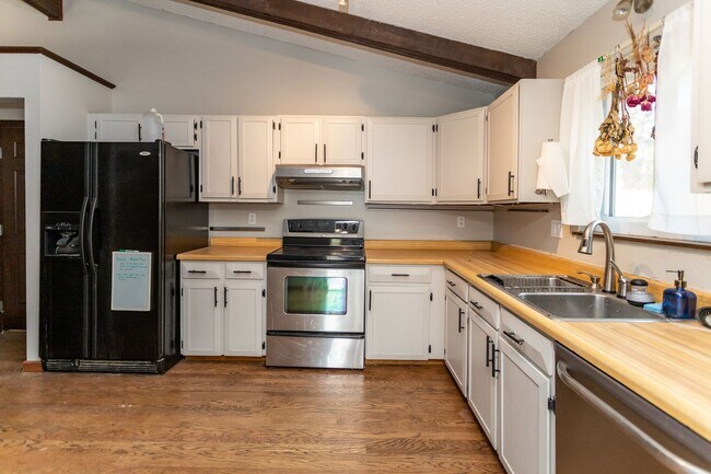 Foto del edificio - Spacious 5-Bedroom Retreat in a Serene Nei...