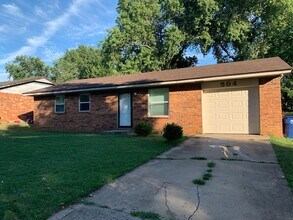 Building Photo - 504 Woods Dr