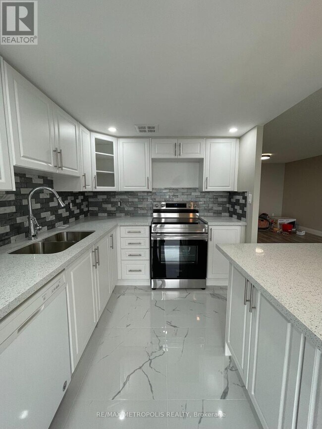 Building Photo - 350-350 Webb Dr