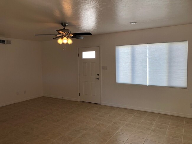 Building Photo - Country Club Estates Remodeled cutie