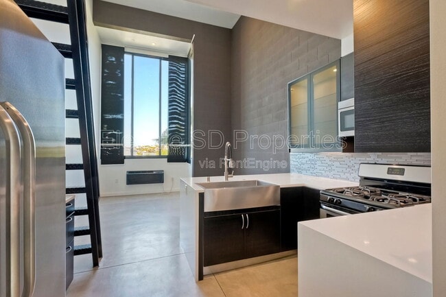 Building Photo - 1965 Columbia St