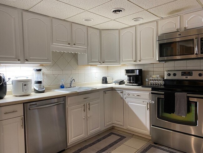 Building Photo - 4 Shadowbrook Ln