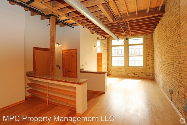 Building Photo - 225 N Water St