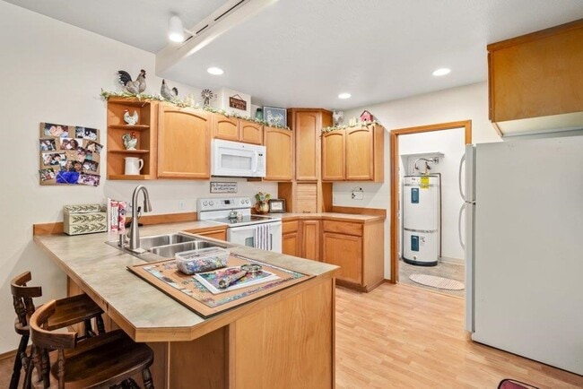 Building Photo - 2 bed 2 bath Condo in Newport