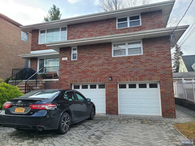 Primary Photo - 450 Catherine St