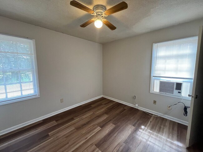 Foto del edificio - 903 Jamestown Dr