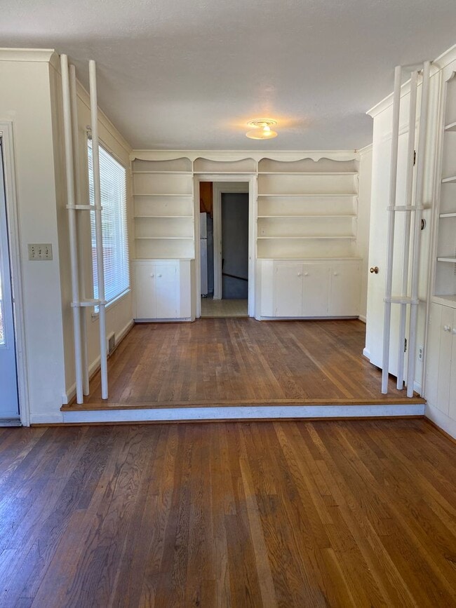 Building Photo - Classic university home with three bedroom...