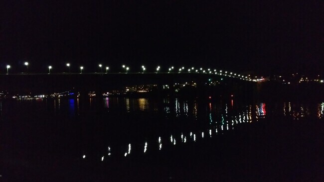 Puente Manette desde el balcón por la noche. Disfrute del espectáculo de fuegos artificiales desde su propia terraza. - 1127 Wheaton Way, C-1