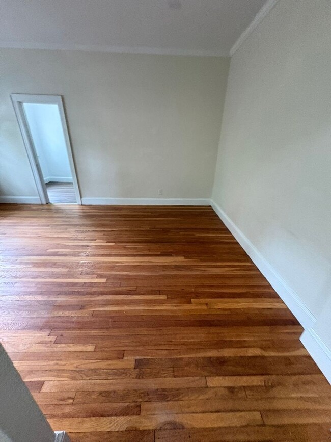 Building Photo - Beautiful spacious unit with great location in Brookline available NOW!