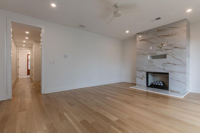 Foto del edificio - NEW CONSTRUCTION 4 bedroom home in Downtow...