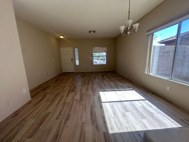 Foto del edificio - SAN TAN RANCH SINGLE LEVEL 4 BEDROOM WITH NEW FLOORING THROUGHOUT