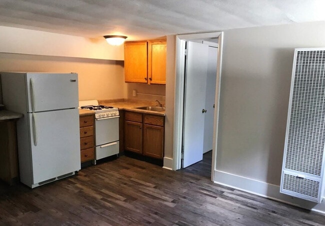 Kitchen - 811 W Hill St