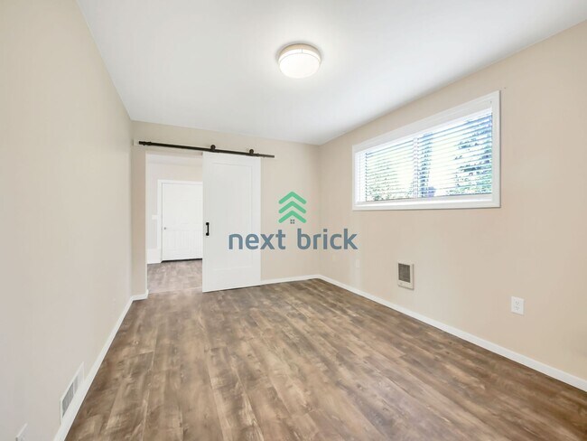 Foto del edificio - 5 Bed and 3 Bath Single-family Home Availa...
